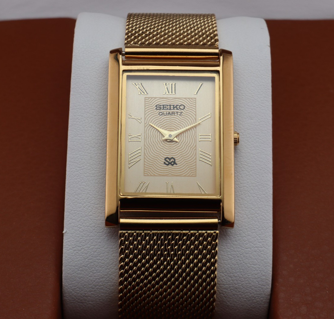 Vintage Seiko Slim Quartz Men’s Wrist Watch Cream Dial with Gold Mesh Band.