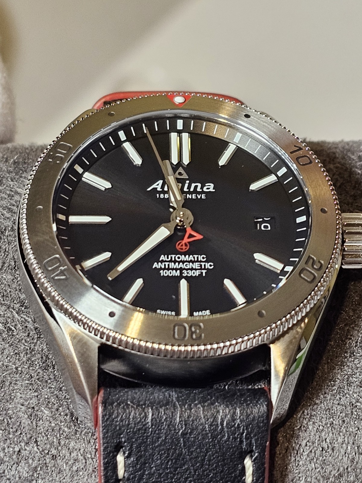 Alpiner 4 Black Stainless 44mm Men’s Automatic Watch AL-525B4AQ6 – Full Set BNIB