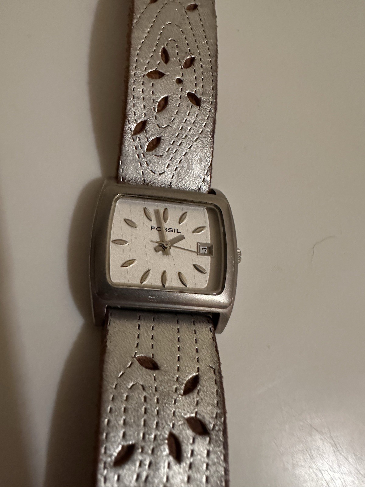 Fossil JR-9110 Women’s Watch Silver Tone Cutout Leather Band Needs Battery